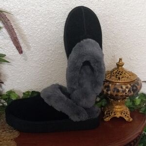 new Women's Black and Gray Fur-Lined Slippers